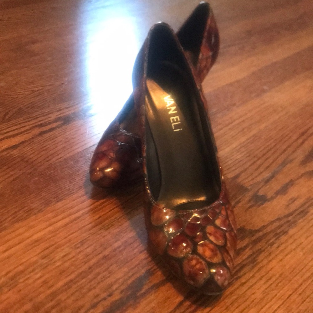 Leather pumps
